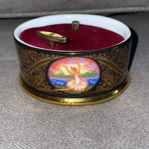 Vintage Ardleigh Elliott & Sons Porcelain Trinket music box. - Picture 8 of 10